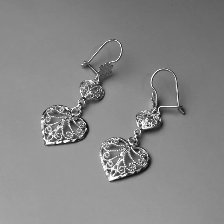 aretes de filigrana corazón plata 925 con relieve embutido